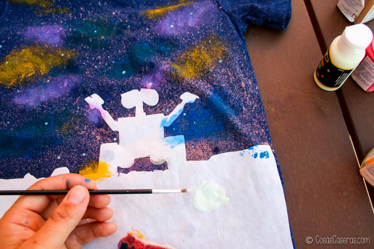 Detalle de cómo pintar las estrellas con pintura blanca en la camiseta de Wall-E