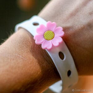 chica con una pulsera de goma EVA con un adorno Croc en forma de flor