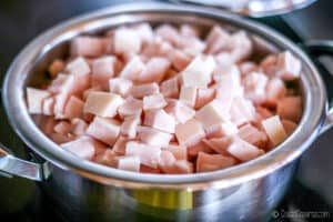 la grasa de cerdo en una olla para hacer manteca de cerdo