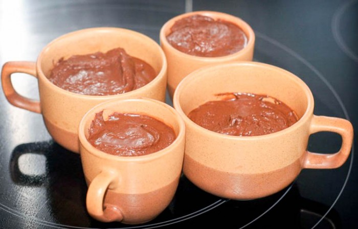 4 vasos llenos de un mousse de chocolate hecho con agua