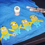 Hacerte una camiseta de minions casera es fácil usando unos sellos caseros hechos de goma espuma. Incluso pueden ayudarte los niños pequeños.
