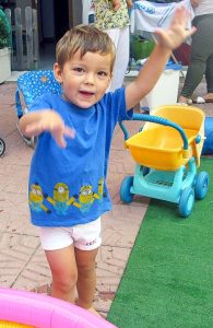 Hacerte una camiseta de minions casera es fácil usando unos sellos caseros hechos de goma espuma. Incluso pueden ayudarte los niños pequeños.