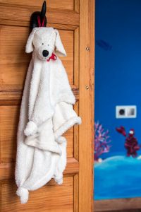 Es fácil coser una manta peluche en forma de perro para un bebé o un niño pequeño con este patrón gratis e instrucciones.