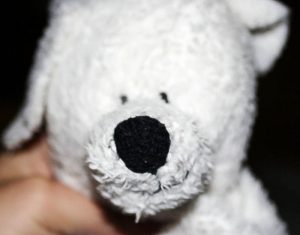 Es fácil coser una manta peluche en forma de perro para un bebé o un niño pequeño con este patrón gratis e instrucciones.