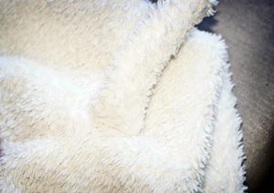 Es fácil coser una manta peluche en forma de perro para un bebé o un niño pequeño con este patrón gratis e instrucciones.