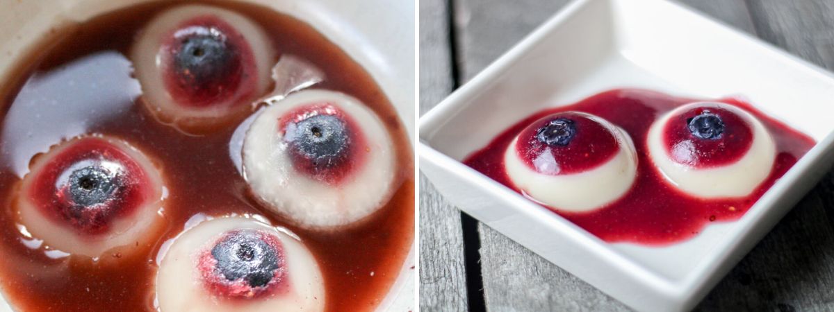 Dos versiones de ojos de gelatina caseros para Halloween servidos en una salsa roja de frutas. La primera tiene las pupilas de arándanos al descubierto y la segunda tiene los iris de gelatina roja más grandes.