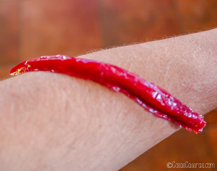 Una sanguijuella de gominola casera encima de mi muñeca.