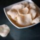 Pan de gambas, o keropok, el aperitivo más común de los restaurantes chinos en España, se puede hacer en casa. Aprende hacer pan de gambas casero que realmente sabe a gambas.