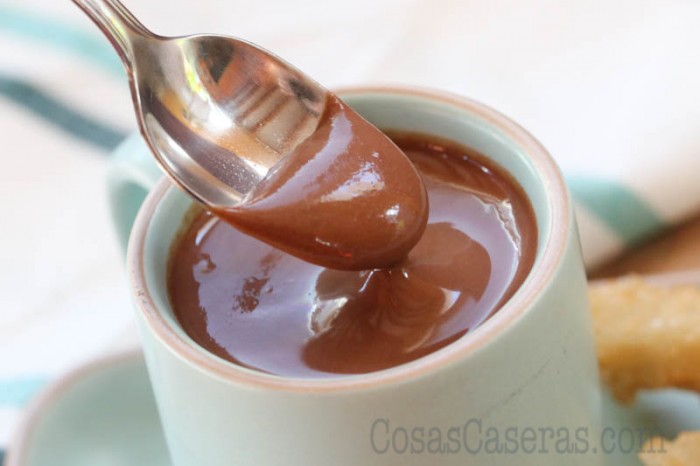 Chocolate a la taza es facil de hacer de manera casera con solo dos ingredientes. Acompaña tus churros caseros con esta receta.