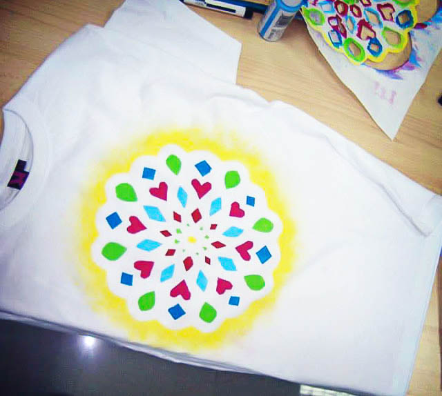 Esta técnica de como pintar una mandala en tela, camisetas, u otro materiales es tan sencillo que incluso lo pueden hacer los niños. También os enseño como recortar un copo de nieve en papel.