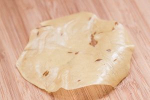 Los papadums son un pan plano crujiente de India, perfecto para acompañar las comidas. Aprende hacer papadums caseros de lentejas, urids, y otros legumbres.