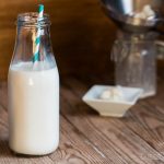 Kéfir es una bebida probiótica con más organismos beneficios que el yogur. Os enseño cómo hacer kéfir en casa; incluso se puede hacer con leche vegetal.