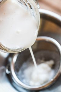 El kéfir es una bebida probiótica con más organismos beneficiosos que el yogur. Os enseño cómo hacer kéfir en casa; incluso se puede hacer con leche vegetal.