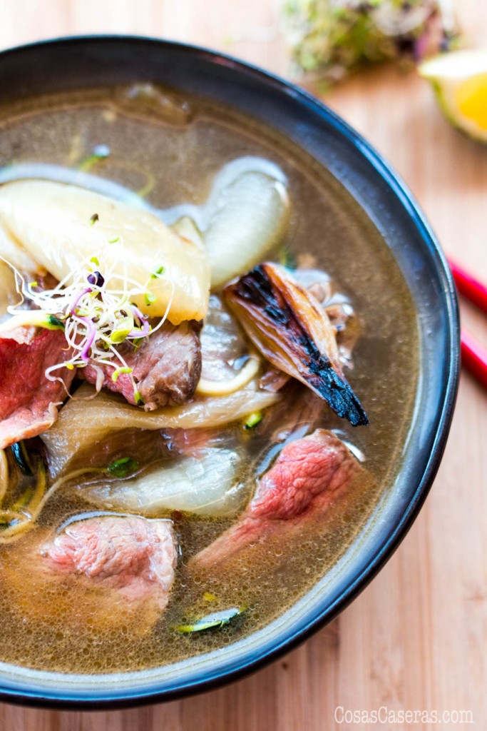 Esta receta de sopa pho transforma un caldo de ternera ordinario en algo exótico y espectacular. Esta versión paleo usa tallarines de calabacín.
