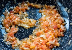 Los mejillones al vapor con tomate y cebolla impresionan, pero hacerlos es sencillo y rápido. ¿El resultado? Un plato saludable y deliciosa.