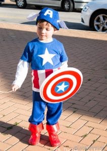 foto de un niño en disfráz de Capitán América