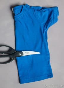 Foto de como doblar la camiseta para cortarla simétricamente