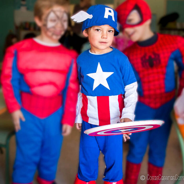 Un niño con un disfraz de Capitán América está de pie delante de otros dos niños con disfraces de superhéroes.