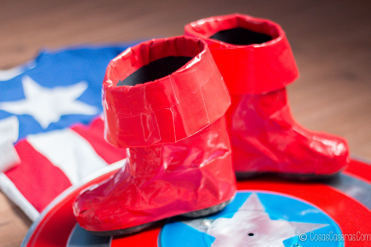 Botas rojas de Capitán América hechas con cinta americana, con solapas anchas en la parte superior y las suelas de los zapatos a la vista.