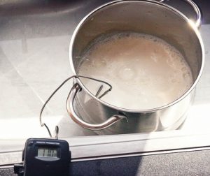 Es fácil hacer yogur en casa en grandes cantidades si usas el horno. Os enseño como hacer yogur casero sin yogurtera de manera muy sencilla.