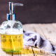 El jabón de castilla líquido, hecho con aceite de oliva, es un jabón muy hidratante y versátil. Aprende hacerlo en casa y ahórrate dinero.
