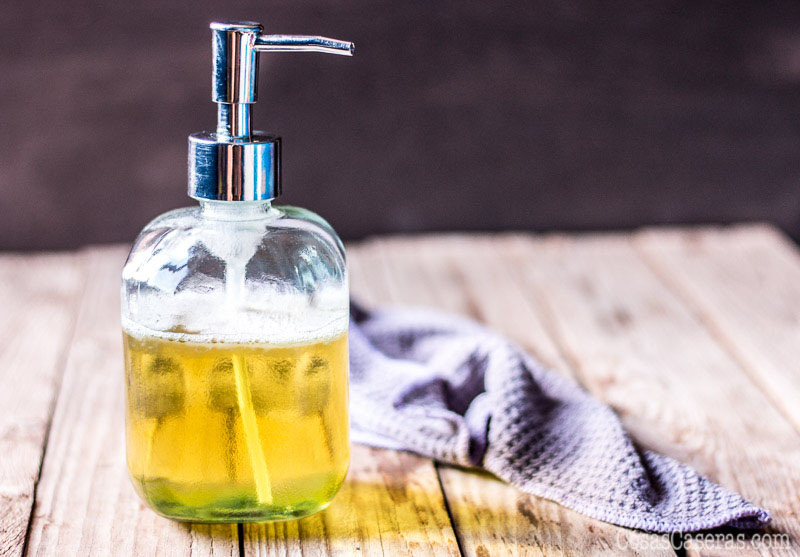 El jabón de castilla líquido, hecho con aceite de oliva, es un jabón muy hidratante y versátil. Aprende hacerlo en casa y ahórrate dinero.