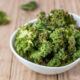 Un aperitivo sano y facil de hacer, los kale chips, o "papas" de kale, son la manera más divertida de comer verduras.