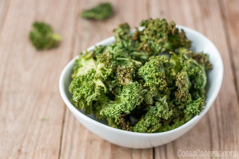Un aperitivo sano y facil de hacer, los kale chips, o "papas" de kale, son la manera más divertida de comer verduras.