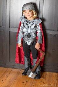 Con un poco de cola caliente, goma espuma, fieltro, y pintura, se puede hacer este divertido disfraz de Thor casero. Os eñseño como hacer el martillo de Thor, el traje, brazales, y casco.