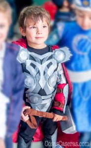 Con un poco de cola caliente, goma espuma, fieltro, y pintura, se puede hacer este divertido disfraz de Thor casero. Os eñseño como hacer el martillo de Thor, el traje, brazales, y casco.