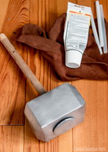 Con un poco de cola caliente, goma espuma, fieltro, y pintura, se puede hacer este divertido disfraz de Thor casero. Os eñseño como hacer el martillo de Thor, el traje, brazales, y casco.