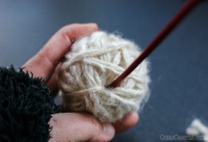 Las bolas de lana para la secadora (wool dryer balls) son fáciles de hacer y sirven para suavizar la ropa y reducir el tiempo de secado y la electricidad estática sin químicas y de manera ecológica.