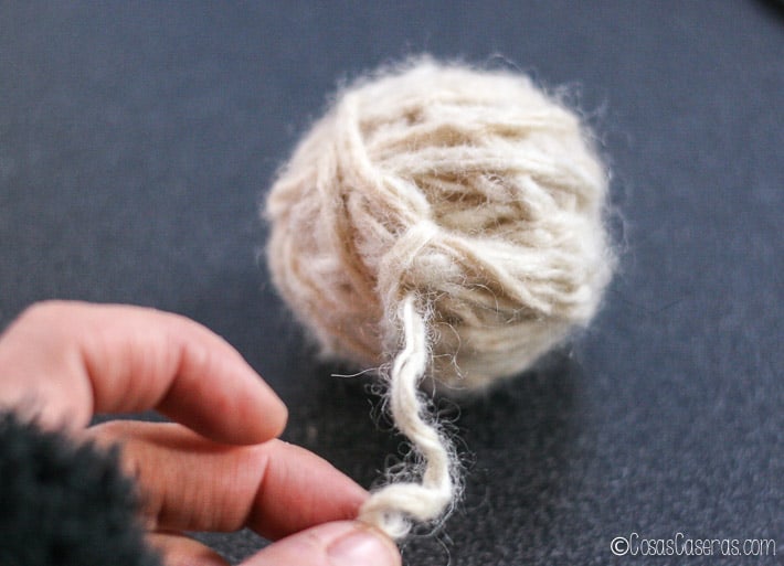 Una bola de lana de unos 6cm.