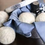 Las bolas de lana para la secadora (wool dryer balls) son fáciles de hacer y sirven para suavizar la ropa, reducen el tiempo de secado y eliminan la electricidad estática sin químicas y de manera ecológica. #cosascaseras #lana #bolasdelana #limpiezaeco #limpiezaecologica #secadora #productos #limpieza #colada #lavanderia #bolaslanasecadora #suavizante #suavizanteropa