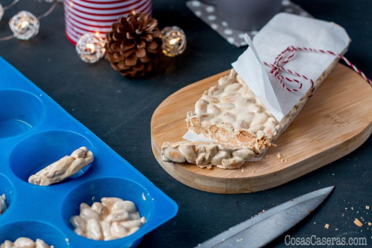 Uno de los dulces más populares de Navidad en España es el turrón de almendras. Hoy voy a compartir mi receta de turrón de Alicante, el turrón dura de almendras.