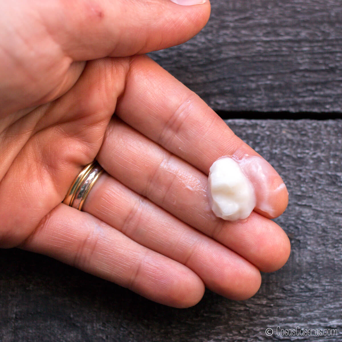 Una pequeña cantidad de acondicionador casero en la mano