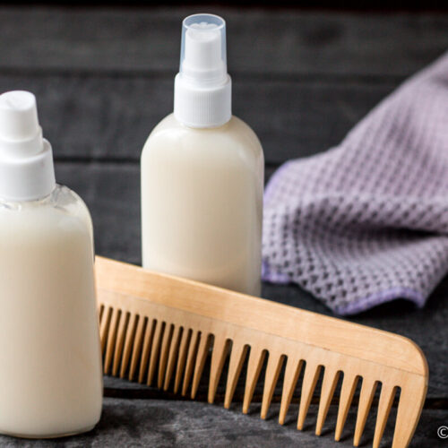 Ya puedes controlar los ingredientes de tus productos para el cabello haciéndolos en casa. Os enseño cómo hacer un acondicionador natural para el cabello. Es fácil y deja tu cabello suave y desenredado, y es lo suficientemente ligero como para usar como acondicionador sin enjuague.