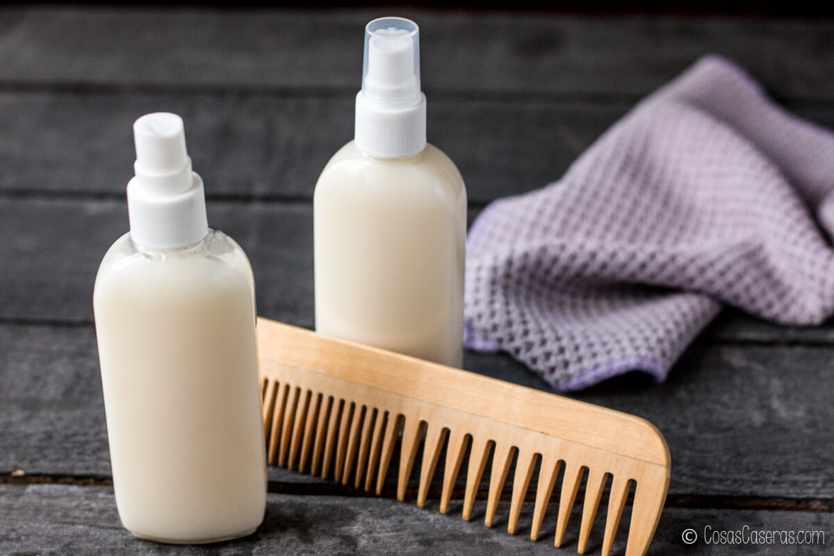 Ya puedes controlar los ingredientes de tus productos para el cabello haciéndolos en casa. Os enseño cómo hacer un acondicionador natural para el cabello. Es fácil y deja tu cabello suave y desenredado, y es lo suficientemente ligero como para usar como acondicionador sin enjuague.