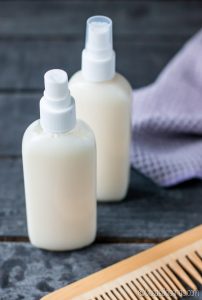 Ya puedes controlar los ingredientes de tus productos para el cabello haciéndolos en casa. Os enseño cómo hacer un acondicionador natural para el cabello. Es fácil y deja tu cabello suave y desenredado, y es lo suficientemente ligero como para usar como acondicionador sin enjuague.