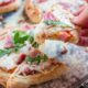 En poco más de media hora, puedes usar esta receta de masa de pizza rápida y fácil para hacer unas pizzas deliciosas como tú quieras.
