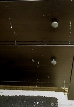 manchas de bicarbonato en el armario del baño