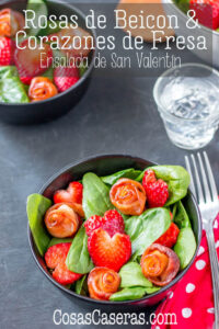 Si quieres preparar la ensalada perfecta para el Día de San Valentín, te enseñaré cómo hacer rosas de beicon y corazones de fresa, ¡Es un toque perfecto para adornar tus platos festivos todo el año! #cosascaseras #sanvalentin #ensaladas #comidaromantica #recetassanvalentin #recetasromanticas #recetassanvalentin #fresas #beicon