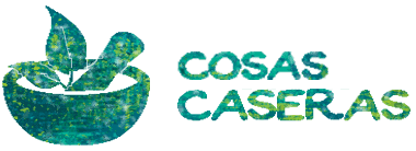 Logotipo de textura verde en el que aparece un mortero con hojas junto al texto "COSAS CASERAS".
