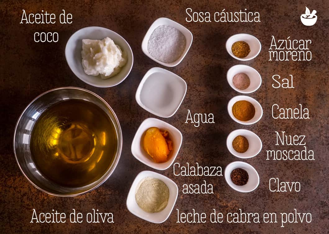 Varios boles llenos con los ingredientes para un jabón de calabaza con especias