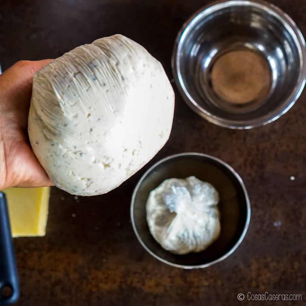 Formando las bolas de queso con film de plástico