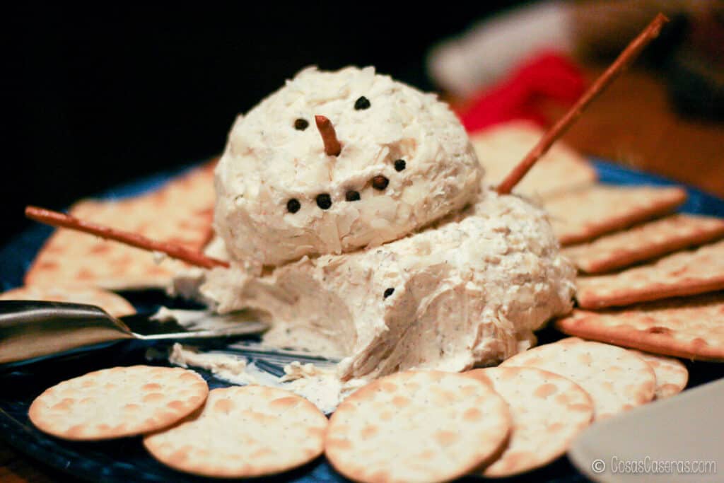 una bola de queso de muñeco de nieve a medio comer que se está volcando
