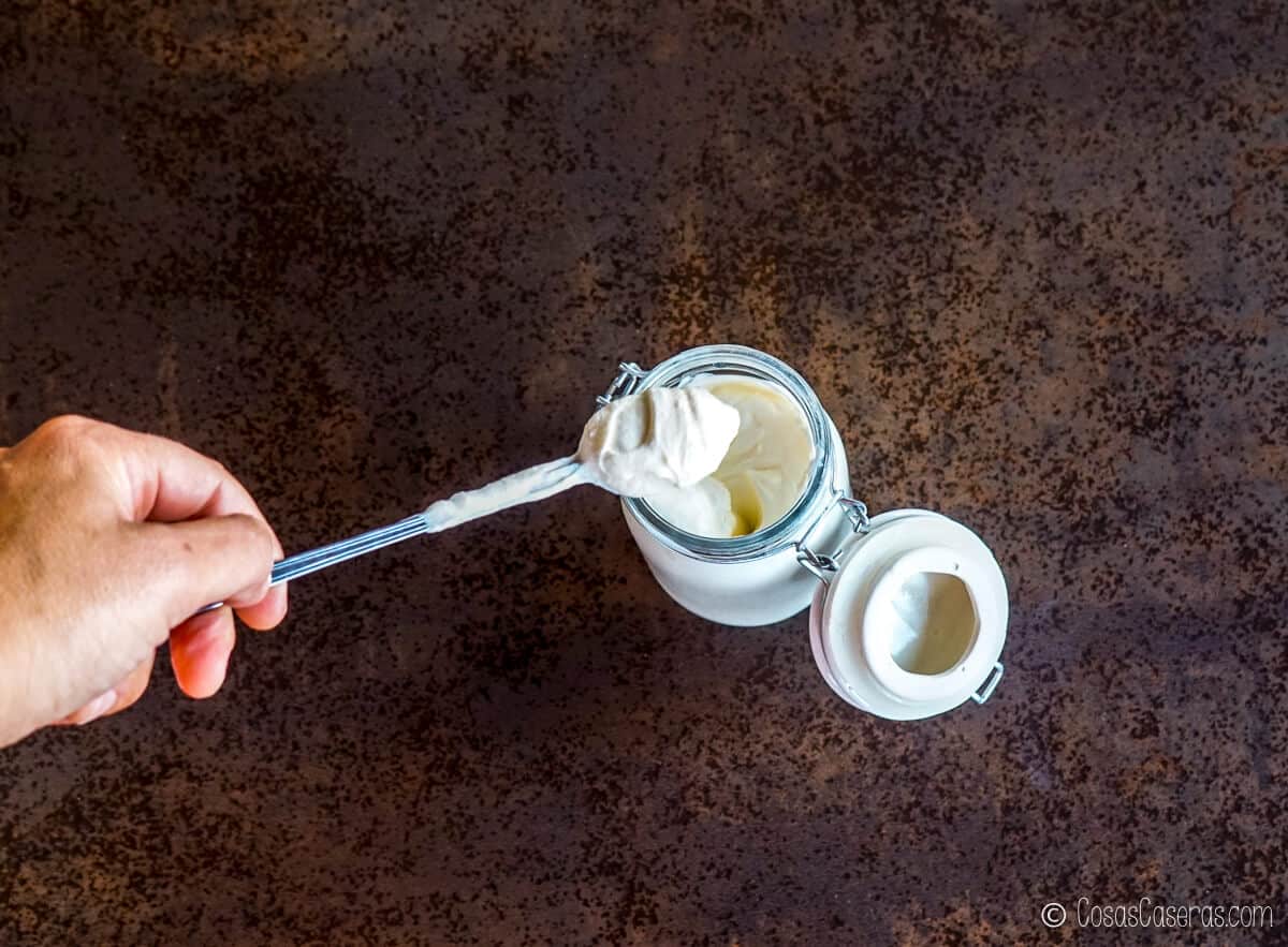 La mezcla de crema espesa en una cuchara.