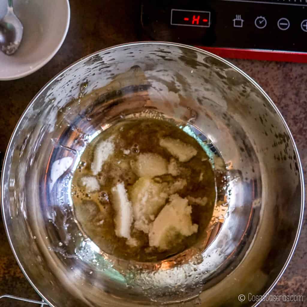 Vista aérea de gelatina en un recipiente con una mezcla de miel.
