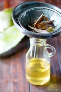 Aceite de aloe en una botella con un embudo