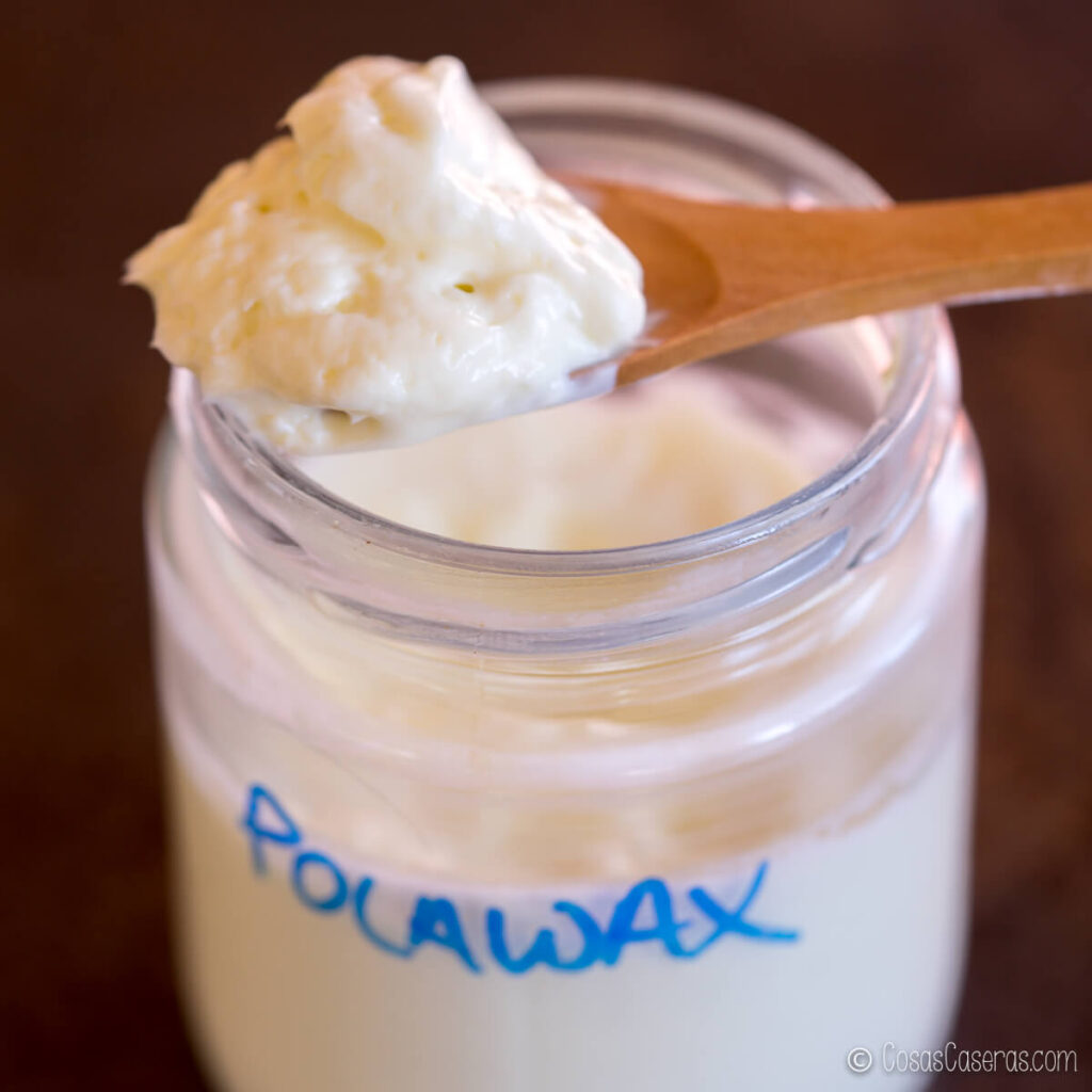 Una crema espesa hecha con Polawax en una cuchara